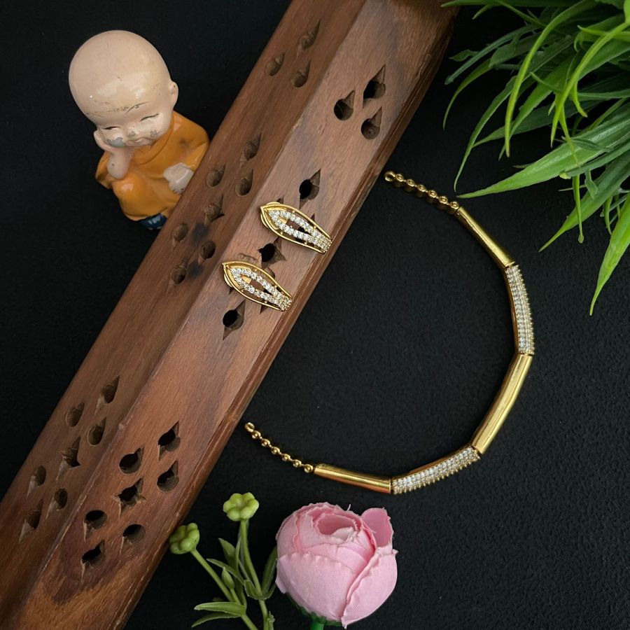 GOLD PLATED WHITE STONE NECKLACE