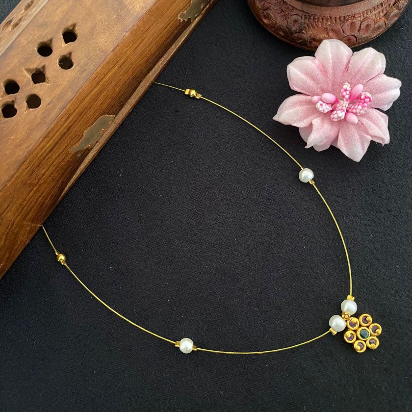 INVISIBLE  KEMP STONE FLORAL NECKLACE 