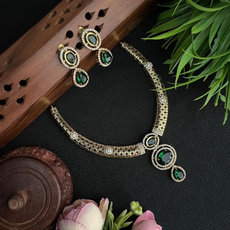 GOLD PLATED VICTORIAN  GREEN STONE NECKLACE